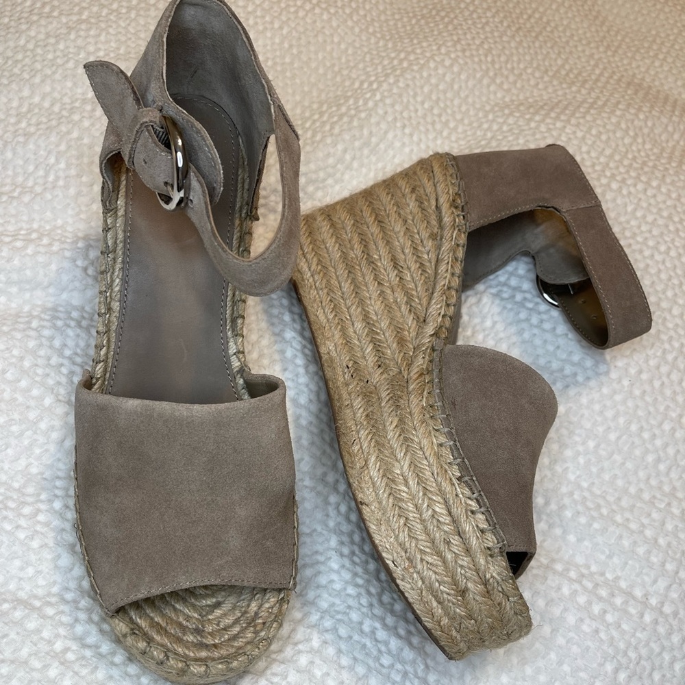 (10) EUC Marc Fisher Suede Wedge
